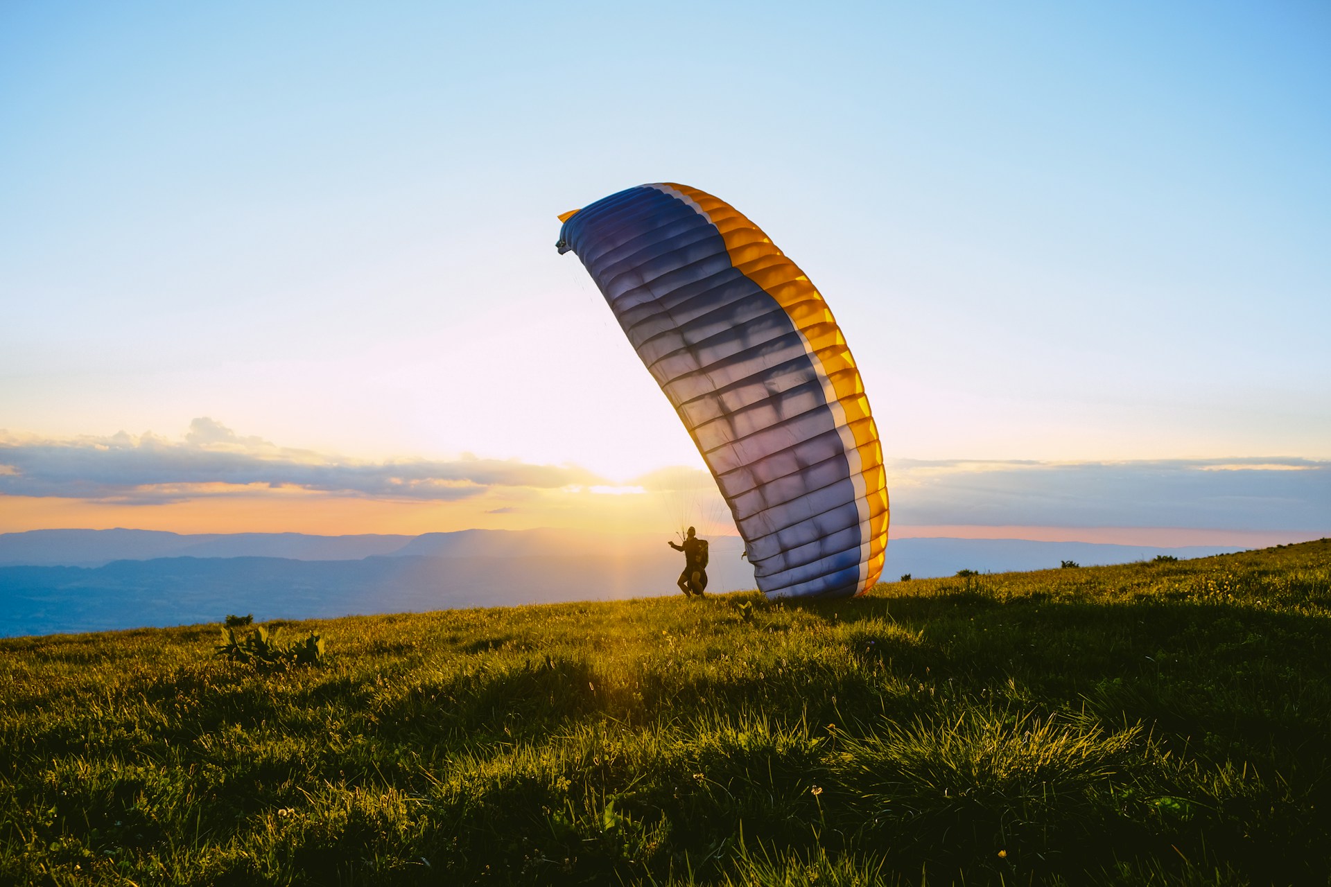 Decollo al tramonto sul paesaggio ligure